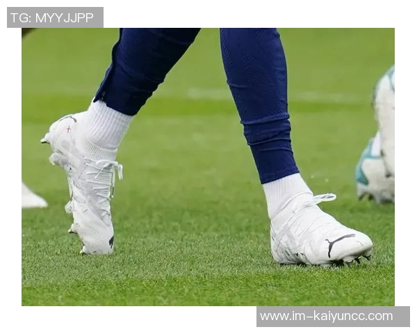 詹姆斯在家高尔夫模拟器练球分享精进球技的日常时光 詹姆斯在家高尔夫模拟器练球分享精进球技的日常时光